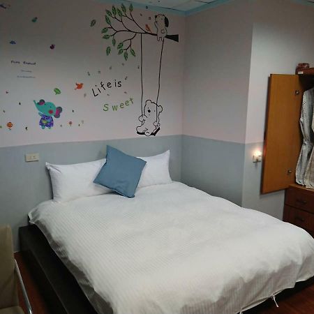 Papa Bear'S Guesthouse Taichung Exterior photo