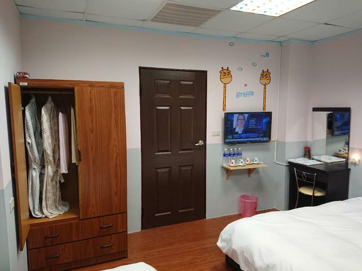 Papa Bear'S Guesthouse Taichung Exterior photo