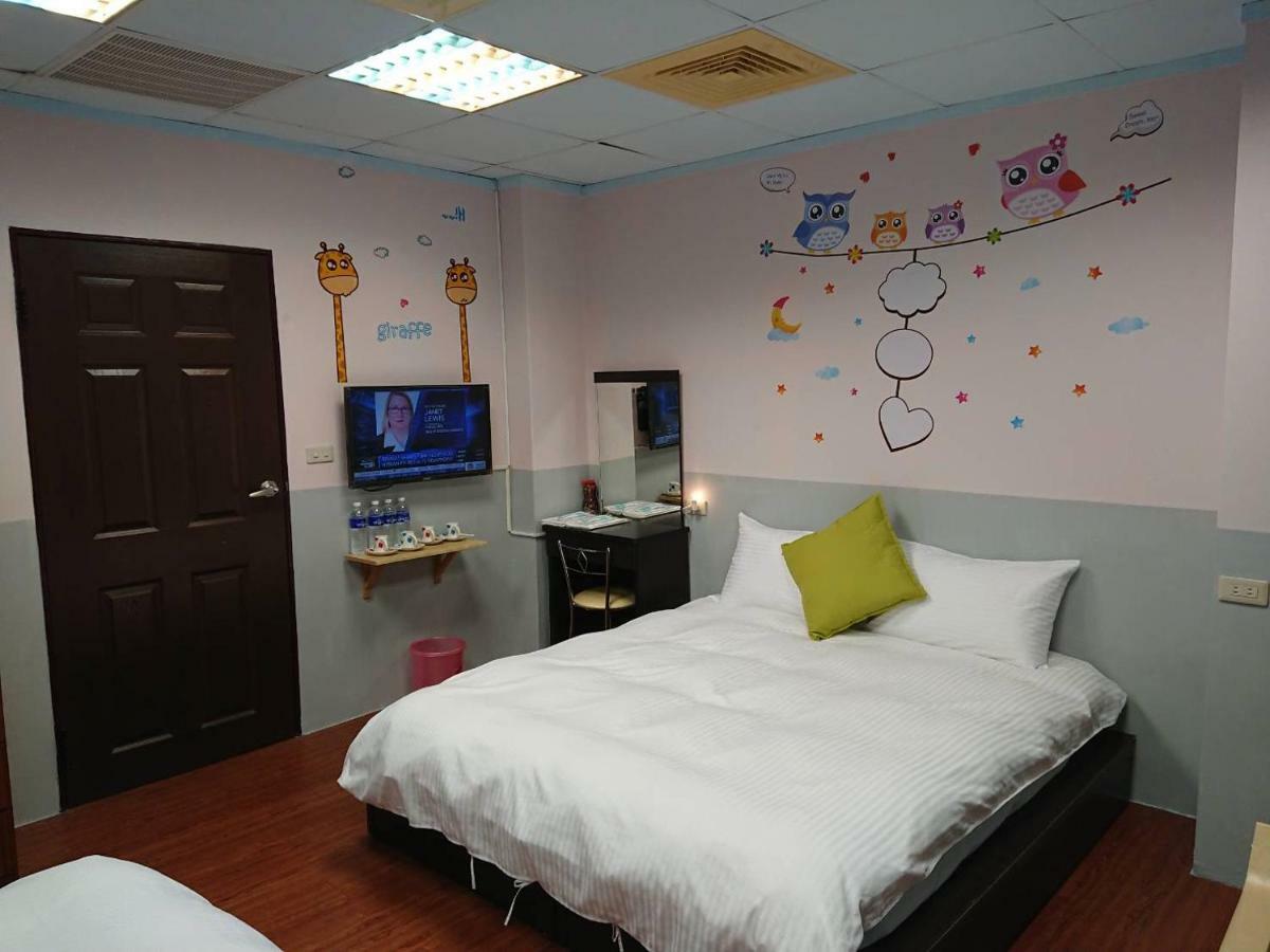 Papa Bear'S Guesthouse Taichung Exterior photo