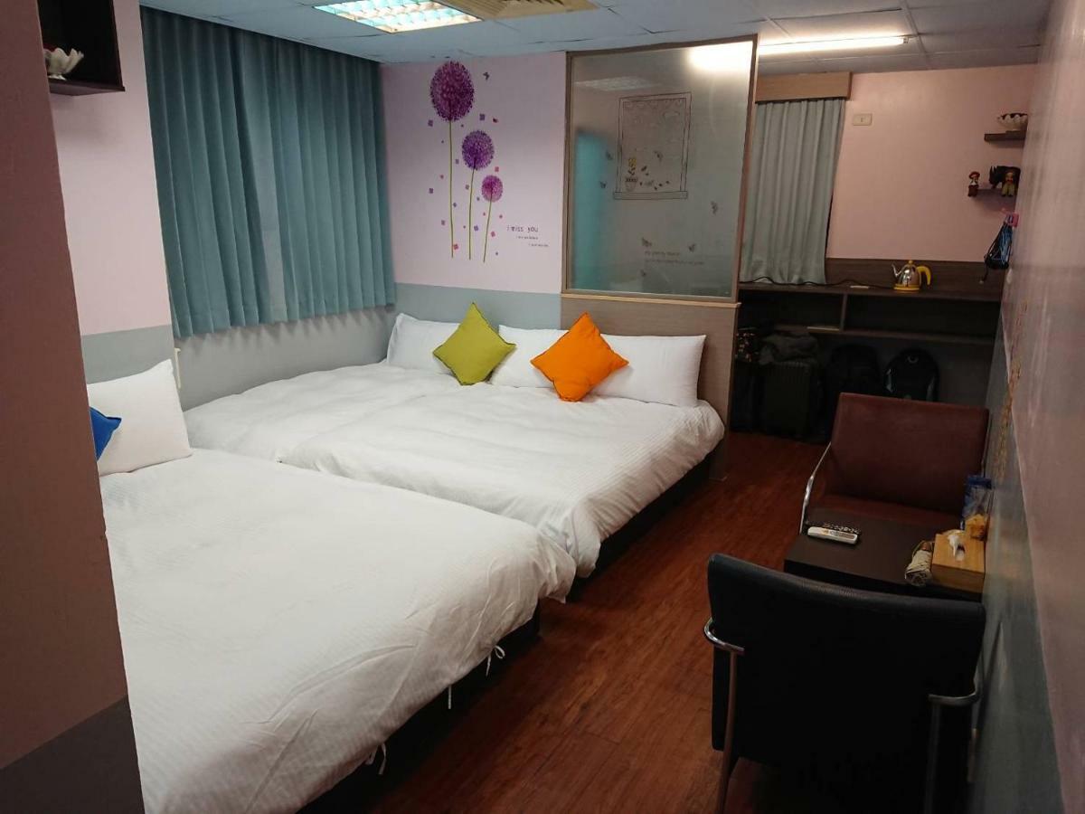Papa Bear'S Guesthouse Taichung Exterior photo