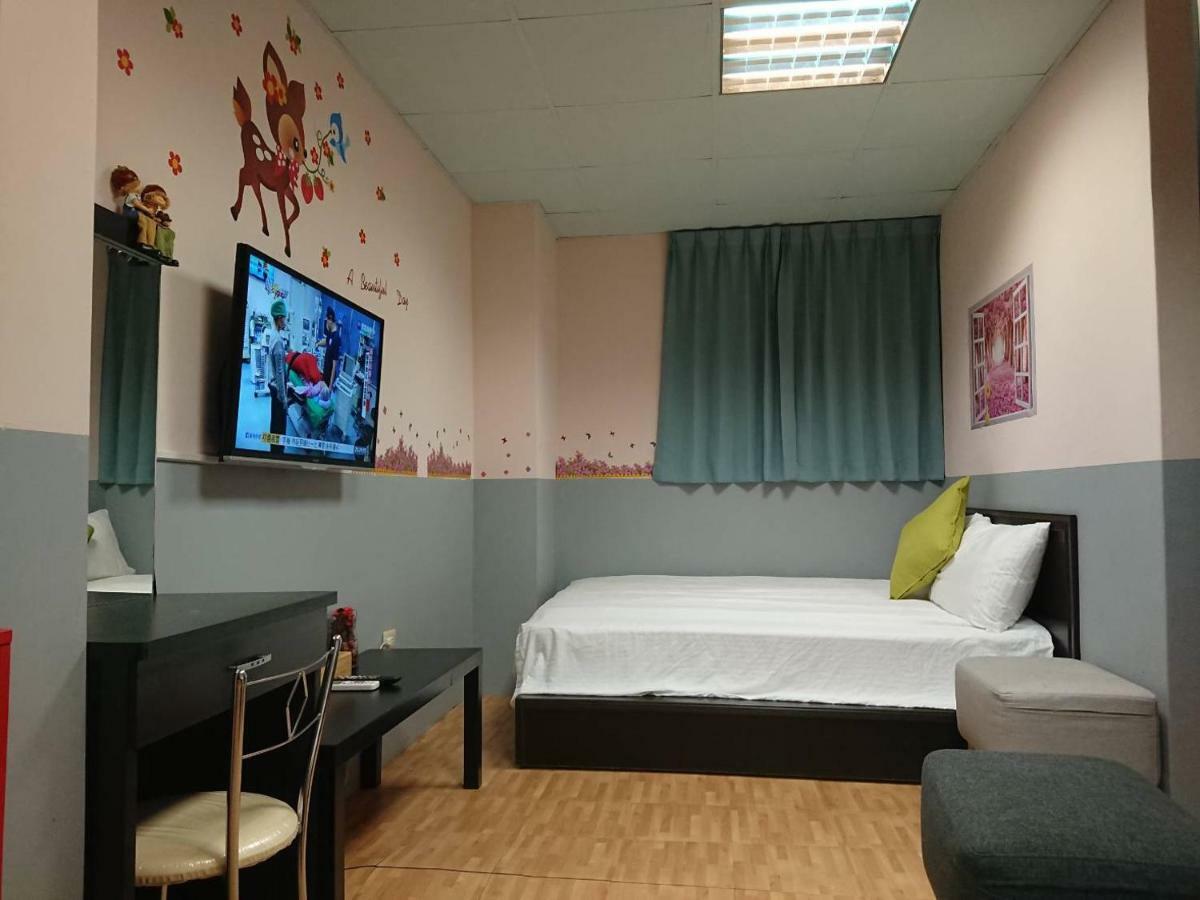 Papa Bear'S Guesthouse Taichung Exterior photo