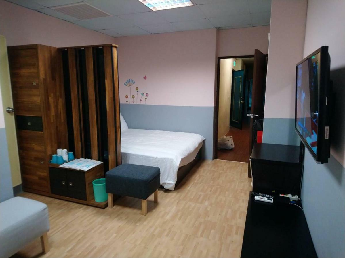 Papa Bear'S Guesthouse Taichung Exterior photo